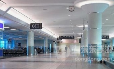 机场航空公司值机柜台办理登机牌及行李托运